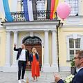 So sieht eine Hochzeit in der Corona-Krise aus - einsam stehen Nina und Jonas Hempfling nach der Trauung auf der Rathaustreppe. Bei der Zeremonie durften nicht mal die Eltern - rechts Brautvater Rüdiger Vetter - dabei sein. Foto: Christian Schuberth