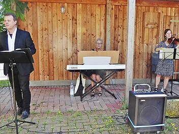 Mit Werken bekannter Komponisten begeisterten (von links) Tenor Martin Fösel, Pianistin Gudrun Treutlein und Rebekka Wagner (Violine).