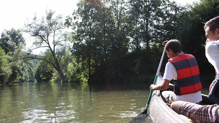 Idylle pur: Wer - wie Noah und Felix aus Münnerstadt - auf der Fränkischen Saale bei Steinach unterwegs ist, kann trotz sportlicher Betätigung die Seele baumeln lassen. Fotos: Ralf Ruppert