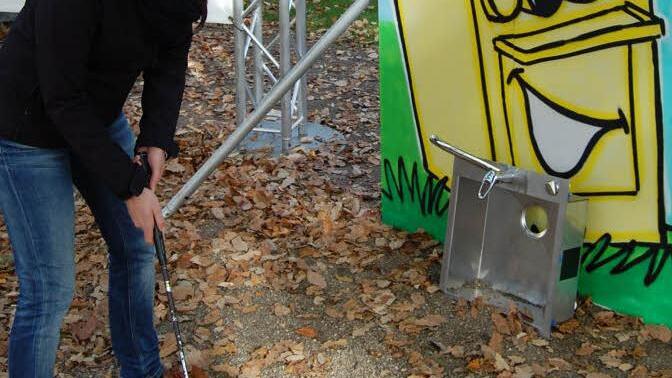 Sabrina Lang locht in ein Waschbecken ein.