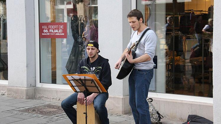 Eine von zehn sTraßenmusikgruppen in der Stadt: "One Day Off"