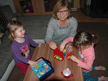 Leonie ist vier Jahre alt und geht inzwischen in den Kindergarten. Ihre zweijährige Schwester Sophie und das zehn Monate alte Baby betreut die Mama zu Hause. Der jungen Mutter wuchs irgendwann alles über den Kopf. Ihr ging es nicht gut. Birgit Klein aus Euerdorf kam zur Hilfe und betreute die Familie fünf Wochen lang.  Foto: privat