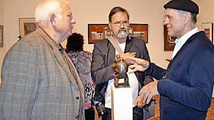 Adelbert Heil (rechts im Bild) bei der Eröffnung im Gespräch mit Besuchern und Vize-Landrat Johann Pfister (links) Foto: Andrea Spörlein