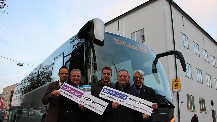 Bei einem Pressetermin vor dem Landratsamt wurde die neue Linie offiziell vorgestellt.  Foto: Ralf Ruppert