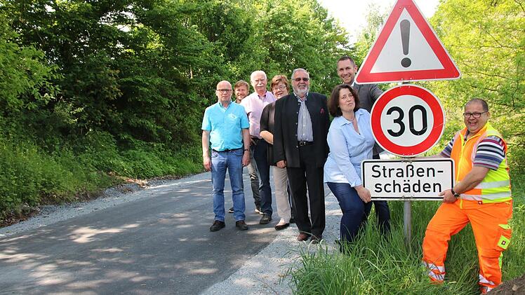 Dieses Bild entstand bei der Verkehrsfreigabe: (von links) Wolgang Kreul von der Baufirma, Marcel Knapp vom Markt, die Gemeinderäte Hans-Friedrich Hacker, Brigitte Soziaghi,Klaus Förster und Dunja Pfaffenberger, Bürgermeister Martin Bernreuther und Werner Hirschmann vom Bauhof.