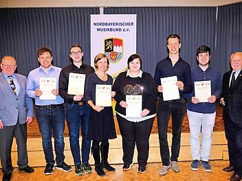 Bundesdirigent Ernst Östreicher (von links) überreichte die Auszeichnungen für die neuen Dirigenten Christian Bäuml, Alexander Muth, Angelika Treutwein, Tanja Stoppa, Josef Schindler, Andreas Pickel und Werner Höhn, Stellvertretender Präsident des NBMB.  Foto: Gerd Schaar