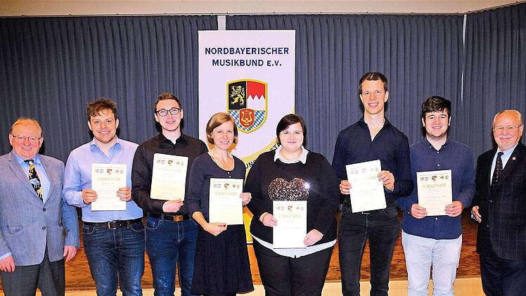 Bundesdirigent Ernst Östreicher (von links) überreichte die Auszeichnungen für die neuen Dirigenten Christian Bäuml, Alexander Muth, Angelika Treutwein, Tanja Stoppa, Josef Schindler, Andreas Pickel und Werner Höhn, Stellvertretender Präsident des NBMB.  Foto: Gerd Schaar