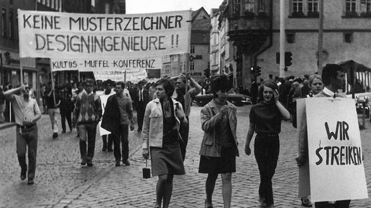 Im Juni 1968 wird protestiert - auch die Studenten des Staatlichen Polytechnikums Coburg marschieren mit - von der Hochschule zum Marktplatz. Foto: Heinz Kiesewetter