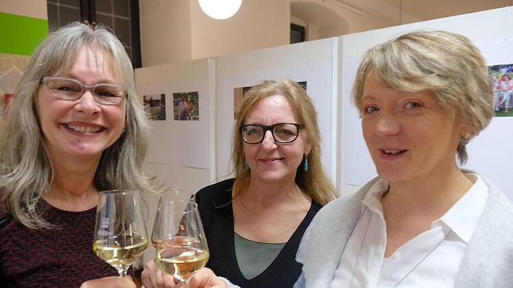 Marie-Ja Heckmann, Maria K. Rinecker und Barbara Winter sind an der Front der Hammelburger Gruppe "KUNSTvereint" aktiv. Gerd Schaar