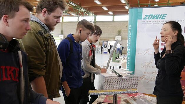 Personalleiterin Kerstin Ke&szlig;ler von der Firma Z&ouml;wie informiert die  Jugend &uuml;ber den Beruf eines Medientechnologen/Druck.Manja von Nida