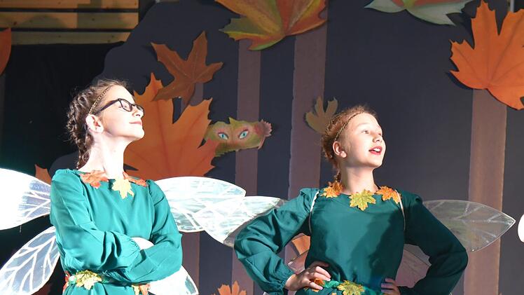 Verwirrung und Irrungen um die Liebe gibt es in dem Stück "Ein Sommernachtstraum", das die Theatergruppe der CO II am Montagabend auf die Schulbühne brachte. Foto: Gabi Arnold