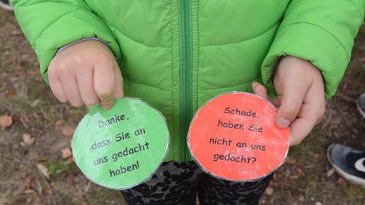 Lob und Tadel gab's auf grünen und roten Kärtchen.K.-H. Hofmann