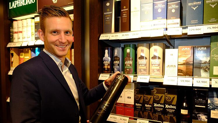 Sebastian Schäfer arbeitet im Laden - und ist Whisky-Liebhaber. Foto: Nikolas Pelke