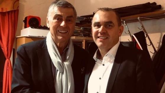 Siegfried Decker (NG) gratulierte seinem Nachfolger Alexander Wunderlich (CSU), der sich gegen Horst Schirmer durchsetzte. Foto: privat