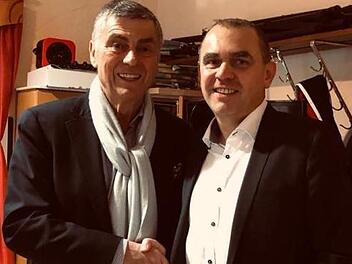 Siegfried Decker (NG) gratulierte seinem Nachfolger Alexander Wunderlich (CSU), der sich gegen Horst Schirmer durchsetzte. Foto: privat
