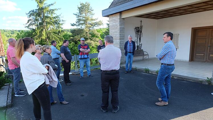 Lagebesprechung im Friedhof Rothhausen.  Foto: Philipp Bauernschubert