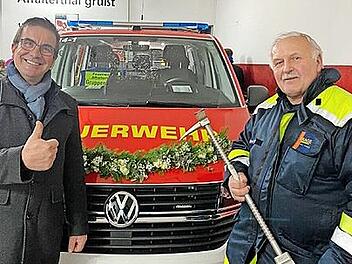 Bürgermeister Stefan Förtsch (l.) und Kommandant Siegfried Dietel bei der Übergabe des neuen Mannschaftstransportwagens mit dem Rufnamen „Florian Affalterthal 14/1“