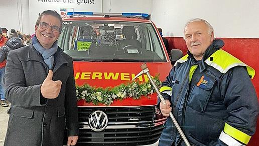 Bürgermeister Stefan Förtsch (l.) und Kommandant Siegfried Dietel bei der Übergabe des neuen Mannschaftstransportwagens mit dem Rufnamen „Florian Affalterthal 14/1“