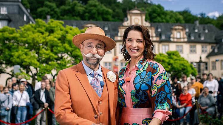 Horst Lichter und Wendela Horz sind ein eingespieltes Team, immerhin ist die Goldschmiedin und Gemmologin schon seit 2017 als Expertin bei "Bares f&uuml;r Rares" dabei.
