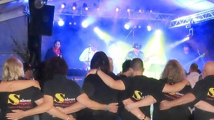 Die Western-Tanz-Gruppe Saloon Sweepers ist regelmäßig zu Gast bei den Skyline Riders. Fotos:  privat