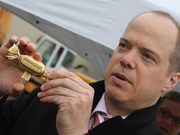 Teurer Glücksbringer: Mit dem Grundstein wurde ein vergoldeter Em-eukal-Bonbon im Wert von fast 500 Euro vergraben.  Fotos: Martin Kreklau