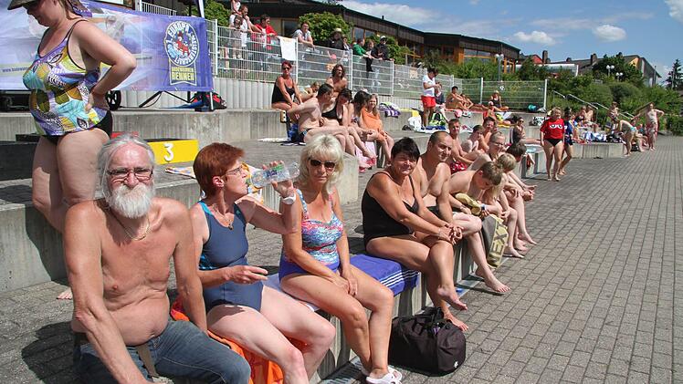 Spaß hatten bei der ersten Europameisterschaft im Badewannenrennen auch die Zuschauer.