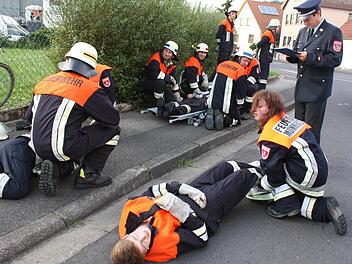 Ernsthafte Übungsabläufe bei der Truppmann II - Prüfung in Reichenbach. Fotos: Arnold Nöth