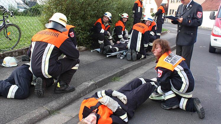 Ernsthafte Übungsabläufe bei der Truppmann II - Prüfung in Reichenbach. Fotos: Arnold Nöth