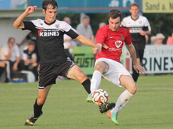 Torjäger Peter Heyer (links) erzielte in Kahl das 1:0 für den FC Sand.