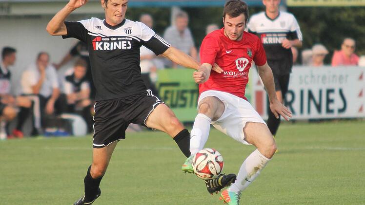 Torjäger Peter Heyer (links) erzielte in Kahl das 1:0 für den FC Sand.
