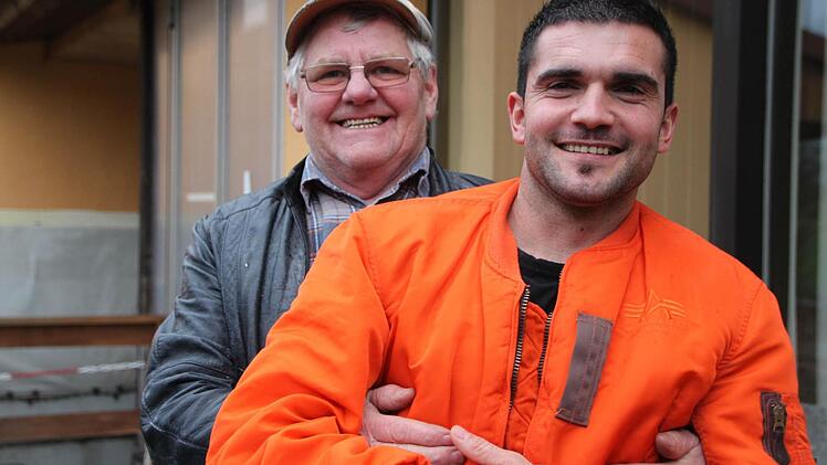 Arsim Shabani hat ein herzlichen Verhältnis zu Erich Ankenbrand, der in Schondra Ferienwohnungen für Flüchtlinge bereit gestellt hat. Foto: Ulrike Müller