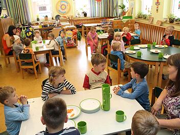 Kindergartenleiterin Elisabeth Michel (vorne rechts) und Pflegerin Anke Limmer (hinten links) mit den Mädchen und Jungen des Kupferberger Kindergartens. Foto: Matthias Beetz