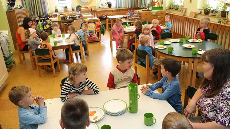 Kindergartenleiterin Elisabeth Michel (vorne rechts) und Pflegerin Anke Limmer (hinten links) mit den Mädchen und Jungen des Kupferberger Kindergartens. Foto: Matthias Beetz
