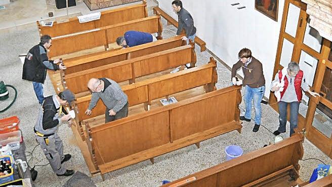 Mit Schwamm und Schraubenzieher ausgerüstet kamen die Gläubigen am Samstag in die Kirche, um ihr für den Wiedereinzug den letzten Schliff zu geben. Foto: Ingrid Kohles