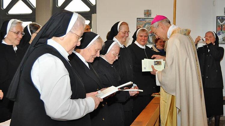 Für ihre besonderen Verdienste erhielten die Schwestern aus den Händen des Erzbischofs eine Medaille und weitere Erinnerungsgaben.  Foto: Ingrid Kohles