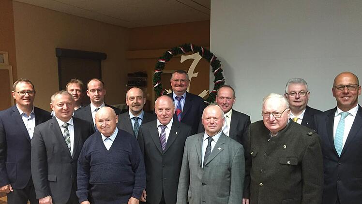 Zahlreiche Ehrungen gab es beim Feldgeschworenentag in Wildflecken (hinten, von links): Jürgen Bauer (Vermessungsamt), Thomas Brand, Bruno Wolf, Peter Beck, Karlheinz Gerlach, Norbert Knüttel, Siegfried Schaupp (Kreisobmann), Gerd Kleinhenz (Bürgermeister Wildflecken) sowie (vorne, von links) Landrat Thomas Bold, Adolf Ritzel, Reinhold Markert, Georg Brust und Karl Will. Foto Regina Rinke