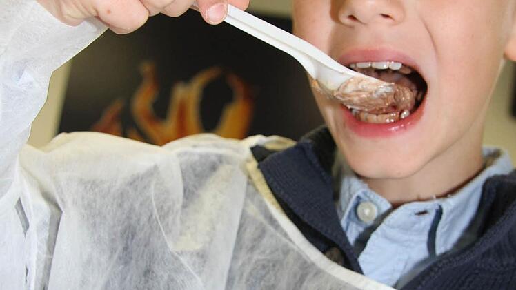 Jonas Ultsch schichtete in seinen Becher Vanille- und Schokomousse und mischte Streusel und Schokolinsen drunter. Foto: Sonny Adam