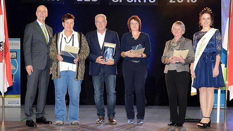 OB Kay Blankenburg zeichnete (von links) Gabriele Nürnberger, Thomas Leiner, Uschi Schlereth und Elisabeth Konrad ganz besonders aus. Rechts Rosenkönigin Vera Hauck. Foto: Peter Rauch
