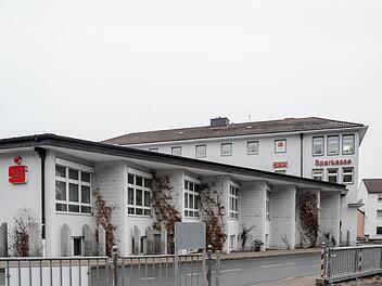 Das ehemalige Sparkassengebäude in der Nähe des Bahnhofes in Kronach soll laut eines Antrages auf Vorbescheid erhöht werden und im Dachgeschoss eine Penthouse- Wohnung geschaffen werden. Die vom Bauherren geplante Höhe führt zu Differenzen im Bauausschuss und zu Unstimmigkeiten mit der Bauaufsichtsbehörde im Landratsamt. Das hintere Gebäude ist 14,5 Meter hoch und soll laut bisherigen Planungen nochmals um 50 Zentimeter erhöht werden.  Foto: K.- H. Hofmann
