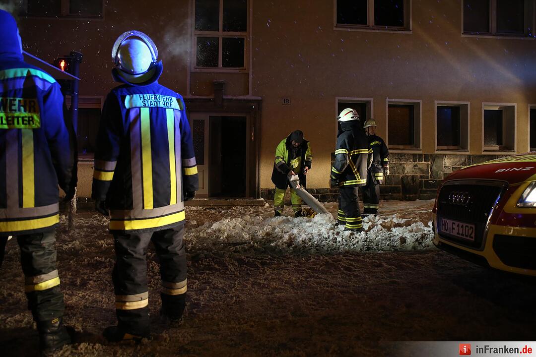 Winterliche Straßenverhältnisse sorgen für geborstene Fensterscheiben - Brummifahrer rutscht in Laterne - Straßenbeleuchtung kracht in Mehrfamilienhaus