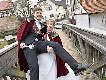 Jasmin I. trägt ihren Traummann auf Händen: Jörg I.  Foto: Ronald Rinklef