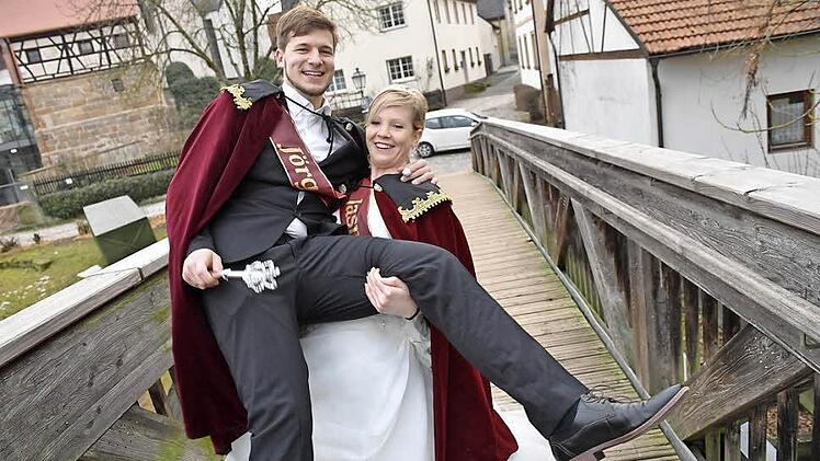 Jasmin I. trägt ihren Traummann auf Händen: Jörg I.  Foto: Ronald Rinklef