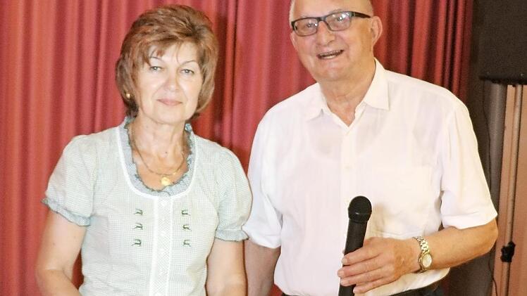 Gertrud Hühnlein nimmt die Glückwünsche in Empfang. Foto: K. Hofmann