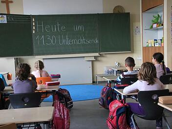 Gerade in der Zeit vor Ostern mussten wegen Lehrermangels  mehrfach Randstunden  und Nachmittagsunterricht entfallen .  Josef Hofbauer