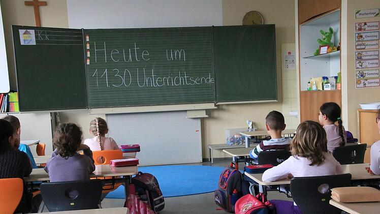Gerade in der Zeit vor Ostern mussten wegen Lehrermangels  mehrfach Randstunden  und Nachmittagsunterricht entfallen .  Josef Hofbauer