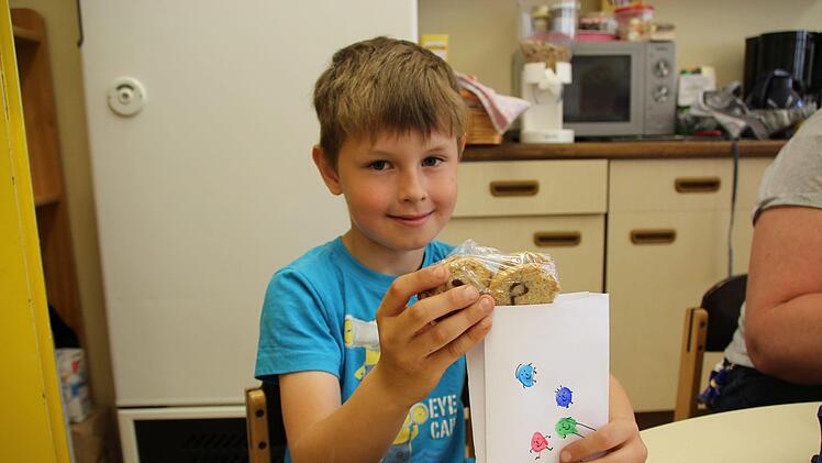 Auch Ben (6) hat f&uuml;r seine Eltern eine Portion Kekse einget&uuml;tet. Foto: Johannes Schlereth