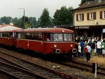 Da rollte die Eisenbahn noch durchs Sinntal: Das Bild entstand im Jahr 1998 und zeigt einen dreiteiligen Schienenbus im Bahnhof Bad Brückenau. Foto: Archiv Jürgen Lieb