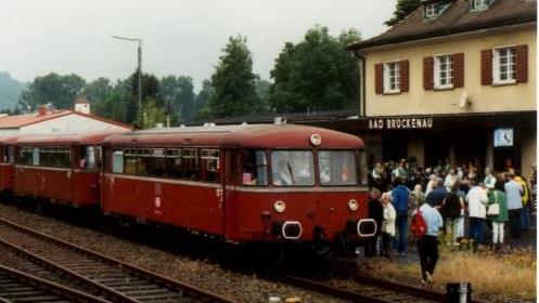 Da rollte die Eisenbahn noch durchs Sinntal: Das Bild entstand im Jahr 1998 und zeigt einen dreiteiligen Schienenbus im Bahnhof Bad Brückenau. Foto: Archiv Jürgen Lieb