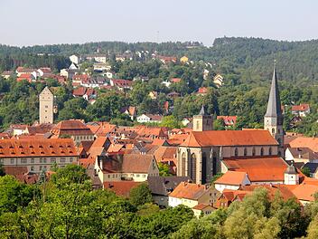 Die gotische Stadtpfarrkirche St. Maria Magdalena erhebt sich weit sichtbar aus der Dächerlandschaft des mittelalterlichen Stadtkerns von Münnerstadt.Heike Beudert