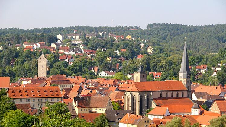 Die gotische Stadtpfarrkirche St. Maria Magdalena erhebt sich weit sichtbar aus der Dächerlandschaft des mittelalterlichen Stadtkerns von Münnerstadt.Heike Beudert